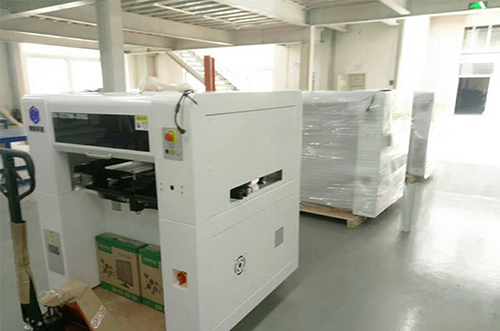 海鹽客戶SMT設(shè)備專(zhuān)車(chē)送貨，貨到上門(mén)安裝調(diào)試