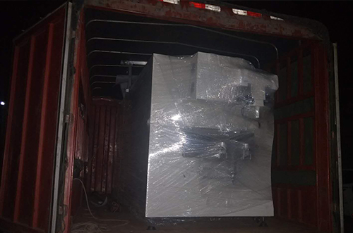 重慶客戶SMT設(shè)備專車送貨，貨到上門安裝調(diào)試