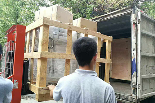 鎮(zhèn)江客戶SMT設備專車送貨，貨到上門安裝調試