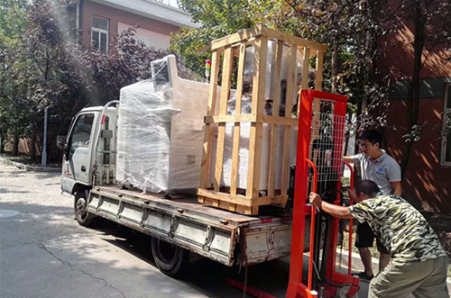 常熟客戶SMT設(shè)備專車送貨，貨到上門安裝調(diào)試